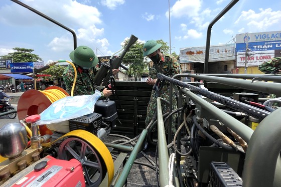Quân đội phun khử khuẩn tại phường Thạnh Lộc, quận 12 ảnh 8 Quân đội phun khử khuẩn tại phường Thạnh Lộc, quận 12 ảnh 8