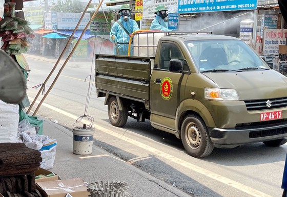 Quân đội phun khử khuẩn tại phường Thạnh Lộc, quận 12 ảnh 9