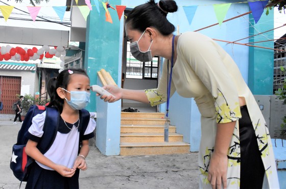 2 trường đầu tiên của TPHCM mở cửa trở lại: Học sinh nô nức tựu trường ảnh 1