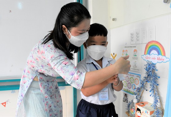 2 trường đầu tiên của TPHCM mở cửa trở lại: Học sinh nô nức tựu trường ảnh 2 2 trường đầu tiên của TPHCM mở cửa trở lại: Học sinh nô nức tựu trường ảnh 2