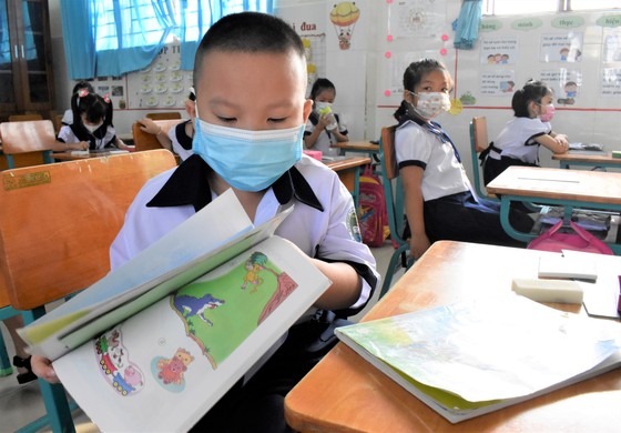 2 trường đầu tiên của TPHCM mở cửa trở lại: Học sinh nô nức tựu trường ảnh 3 2 trường đầu tiên của TPHCM mở cửa trở lại: Học sinh nô nức tựu trường ảnh 3