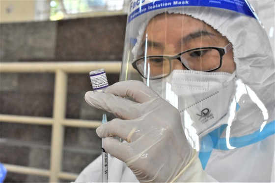 Học sinh phấn khởi vì được tiêm vaccine Covid-19 ảnh 9