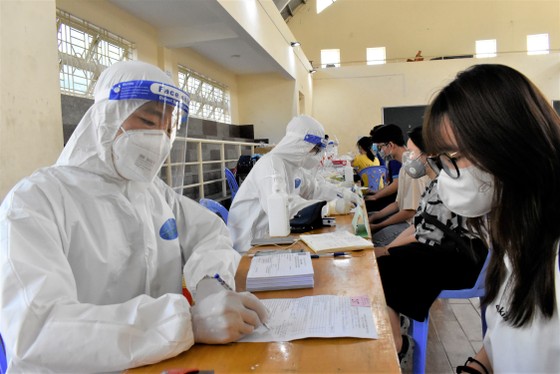 Học sinh phấn khởi vì được tiêm vaccine Covid-19 ảnh 8