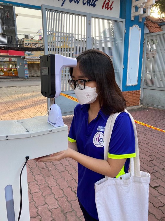 TPHCM: Học sinh khối 9 và 12 trở lại trường ảnh 1 TPHCM: Học sinh khối 9 và 12 trở lại trường ảnh 1