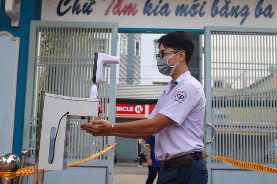 TPHCM: Học sinh khối 9 và 12 trở lại trường ảnh 2 TPHCM: Học sinh khối 9 và 12 trở lại trường ảnh 2