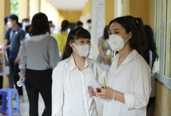 1 triệu thí sinh đang làm bài thi Ngữ văn ảnh 4 1 triệu thí sinh đang làm bài thi Ngữ văn ảnh 3
