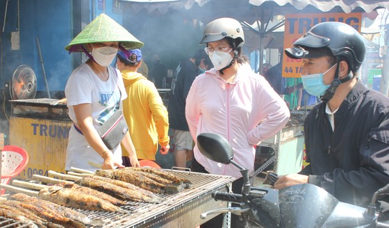 Tấp nập người mua trái cây, cá lóc nướng vía Thần Tài ảnh 2