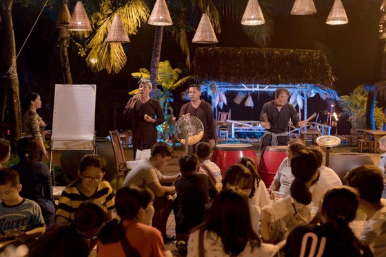 Người dân TPHCM đổ xô vui chơi, khu ăn uống đông nghẹt khách ảnh 1