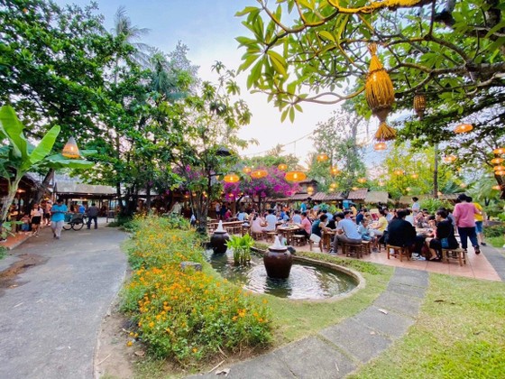 Người dân TPHCM đổ xô vui chơi, khu ăn uống đông nghẹt khách ảnh 2