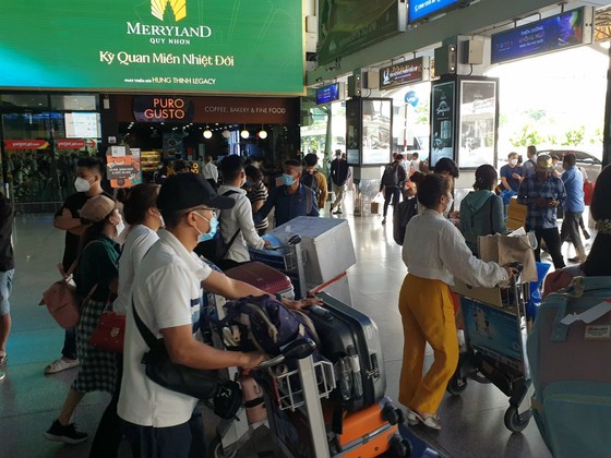 Người dân TPHCM đổ xô vui chơi, khu ăn uống đông nghẹt khách ảnh 4 Người dân TPHCM đổ xô vui chơi, khu ăn uống đông nghẹt khách ảnh 4