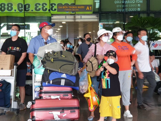 Người dân TPHCM đổ xô vui chơi, khu ăn uống đông nghẹt khách ảnh 3 Người dân TPHCM đổ xô vui chơi, khu ăn uống đông nghẹt khách ảnh 3