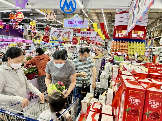 Khách mua hoa, quà tặng dịp 20-10 tăng mạnh ảnh 3 Khách mua hoa, quà tặng dịp 20-10 tăng mạnh ảnh 2