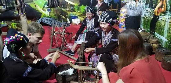 Khách tấp nập vui chơi, mua tour Tết 2023 ảnh 3 Khách tấp nập vui chơi, mua tour Tết 2023 ảnh 3