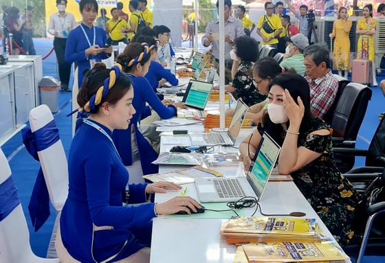 Khách tấp nập vui chơi, mua tour Tết 2023 ảnh 2 Khách tấp nập vui chơi, mua tour Tết 2023 ảnh 2