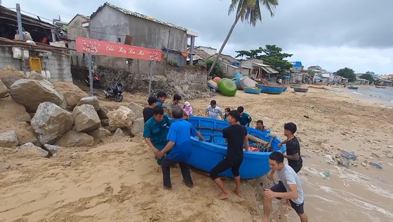 Người dân ven biển tỉnh Quảng Ngãi hối hả phòng chống bão số 4 ảnh 5