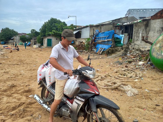 Người dân ven biển tỉnh Quảng Ngãi hối hả phòng chống bão số 4 ảnh 13
