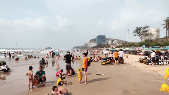 Đông đảo du khách đến Vũng Tàu tắm biển trong dịp nghỉ lễ Giỗ Tổ ảnh 1