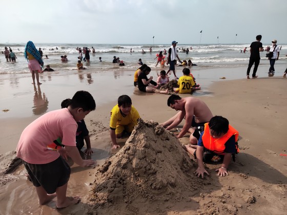 Đông đảo du khách đến Vũng Tàu tắm biển trong dịp nghỉ lễ Giỗ Tổ ảnh 2