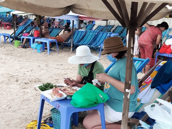 Đông đảo du khách đến Vũng Tàu tắm biển trong dịp nghỉ lễ Giỗ Tổ ảnh 4