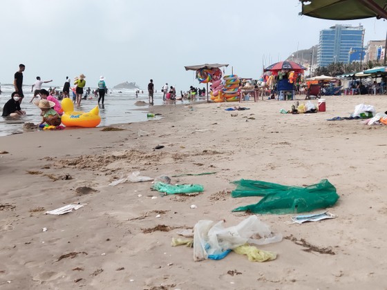 Đông đảo du khách đến Vũng Tàu tắm biển trong dịp nghỉ lễ Giỗ Tổ ảnh 5