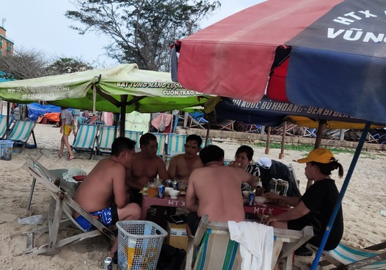 Đông đảo du khách đến Vũng Tàu tắm biển trong dịp nghỉ lễ Giỗ Tổ ảnh 3