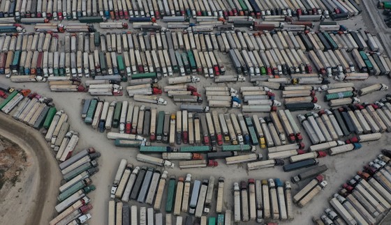 Lượng xe dồn lên cửa khẩu phía Bắc lại tăng nhanh ảnh 1 Lượng xe dồn lên cửa khẩu phía Bắc lại tăng nhanh ảnh 1