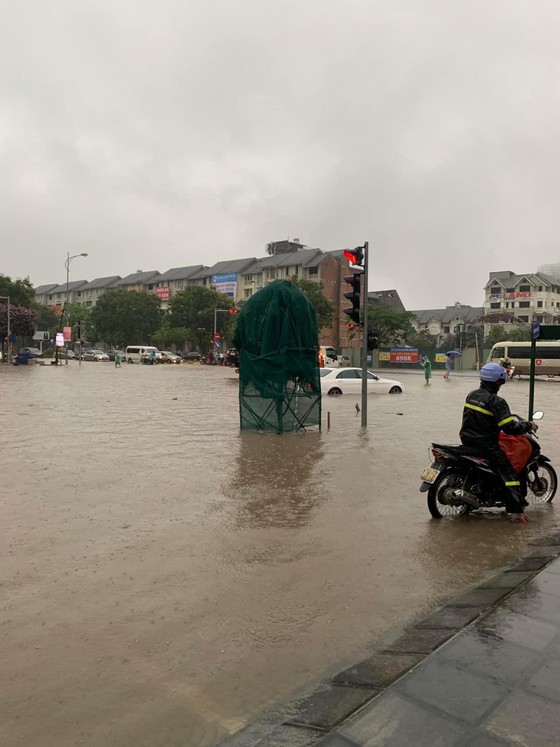 Mưa đầu mùa, miền Bắc ngập lụt nhiều nơi ảnh 6 Mưa đầu mùa, miền Bắc ngập lụt nhiều nơi ảnh 6