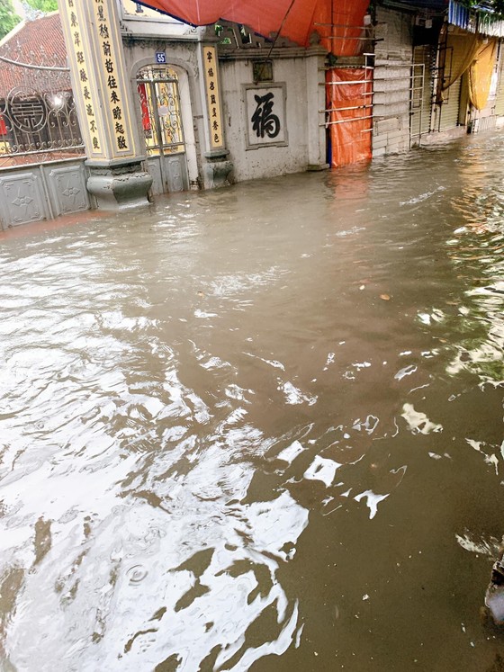 Miền Bắc: Nhiều nơi đường thành sông, ô tô “bơi” trong nước ảnh 7 Miền Bắc: Nhiều nơi đường thành sông, ô tô 'bơi' trong nước ảnh 7