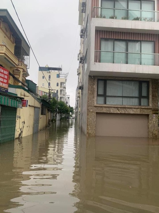 Miền Bắc: Nhiều nơi đường thành sông, ô tô “bơi” trong nước ảnh 5 Miền Bắc: Nhiều nơi đường thành sông, ô tô 'bơi' trong nước ảnh 5