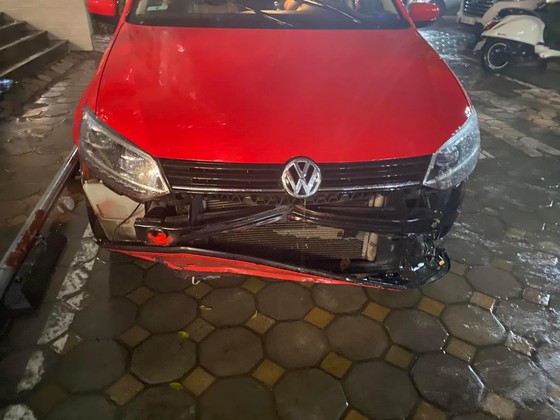 Nhiều ô tô ở Hà Nội bị mưa “cuốn bay” biển số ảnh 1 Nhiều ô tô ở Hà Nội bị mưa 'cuốn bay' biển số ảnh 1