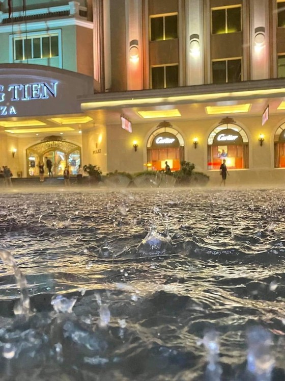 Nhiều ô tô ở Hà Nội bị mưa “cuốn bay” biển số ảnh 5 Nhiều ô tô ở Hà Nội bị mưa 'cuốn bay' biển số ảnh 5