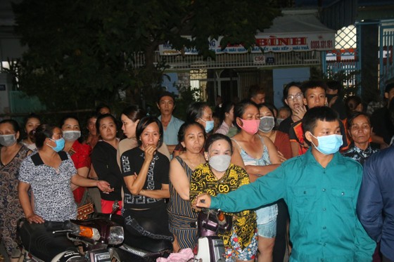 Xóm biển trào nước mắt đón ngư dân thoát chết kỳ diệu trở về ảnh 8