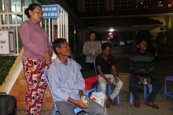 Xóm biển trào nước mắt đón ngư dân thoát chết kỳ diệu trở về ảnh 2