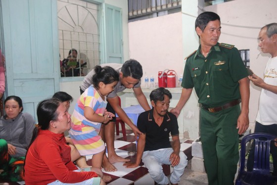 Xóm biển trào nước mắt đón ngư dân thoát chết kỳ diệu trở về ảnh 3