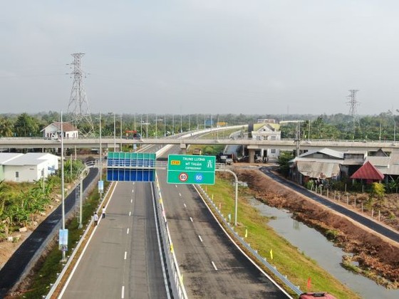 Chủ tịch nước Nguyễn Xuân Phúc dự lễ thông xe kỹ thuật cao tốc Trung Lương - Mỹ Thuận ảnh 8
