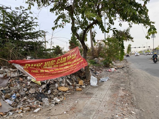 Đổ tiền dọn rác, rác lại hoàn rác - Bãi rác giữa Khu đô thị mới Thủ Thiêm ảnh 1 Đổ tiền dọn rác, rác lại hoàn rác - Bãi rác giữa Khu đô thị mới Thủ Thiêm ảnh 1