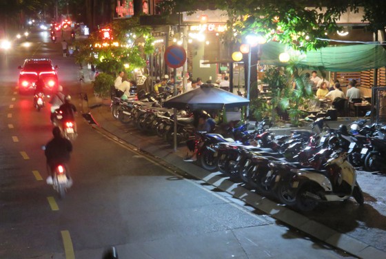 Tái diễn lấn chiếm vỉa hè, lòng đường ảnh 1