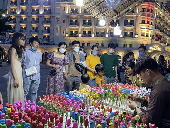 Mô hình kinh tế ban đêm: Gà chưa đẻ trứng vàng! ảnh 2 Mô hình kinh tế ban đêm: Gà chưa đẻ trứng vàng! ảnh 2