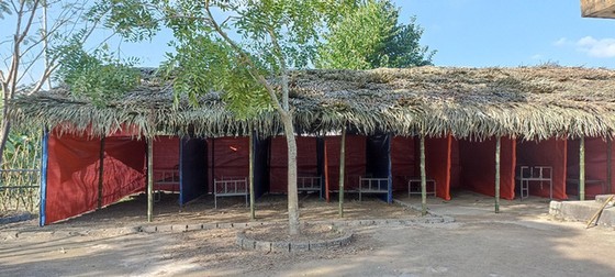 Khu lán trại tạm bợ được chính quyền xã Thanh Phong, Thanh Hóa dựng lên để làm nơi cách ly những người về địa phương