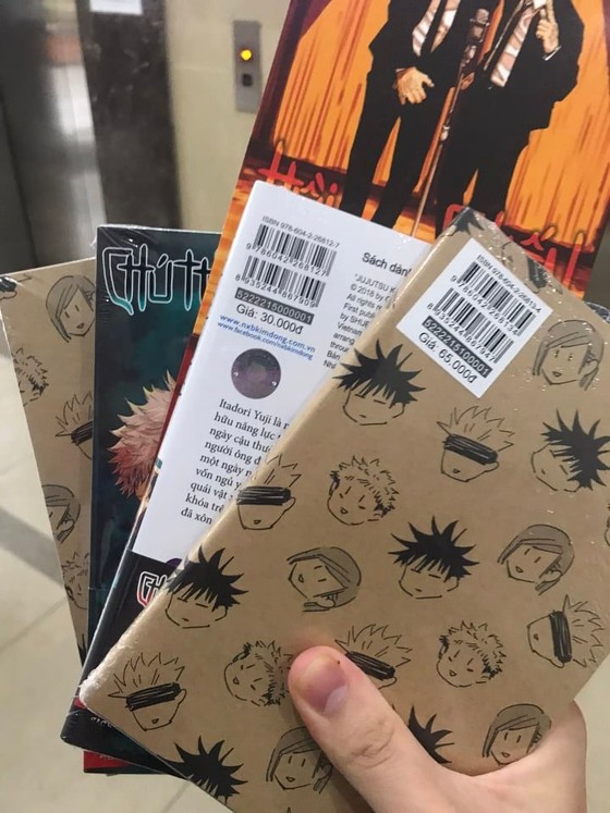 Hàng ngàn bạn trẻ xếp hàng suốt đêm để “săn”… sách ảnh 5 Hàng ngàn bạn trẻ xếp hàng suốt đêm để 'săn'… sách ảnh 5