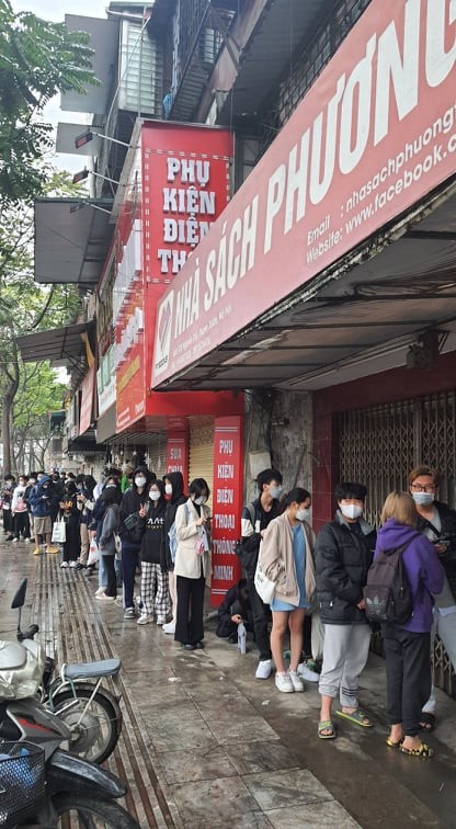 Hàng ngàn bạn trẻ xếp hàng suốt đêm để “săn”… sách ảnh 4 Hàng ngàn bạn trẻ xếp hàng suốt đêm để 'săn'… sách ảnh 4