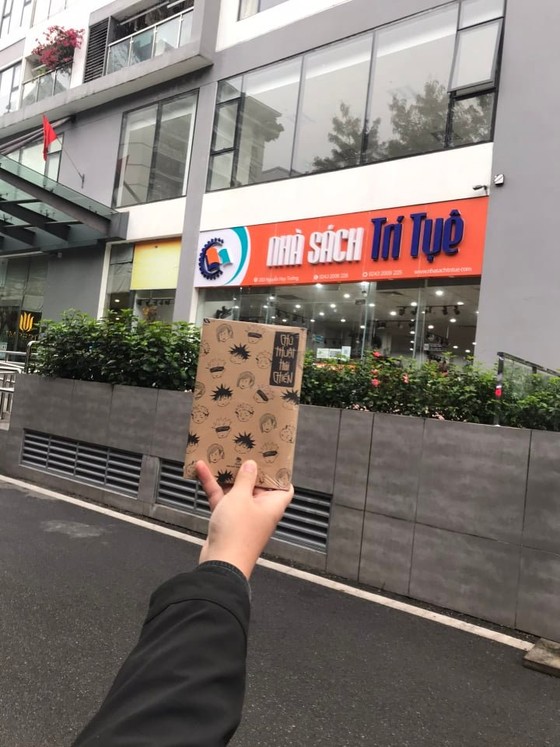 Hàng ngàn bạn trẻ xếp hàng suốt đêm để “săn”… sách ảnh 6 Hàng ngàn bạn trẻ xếp hàng suốt đêm để 'săn'… sách ảnh 6