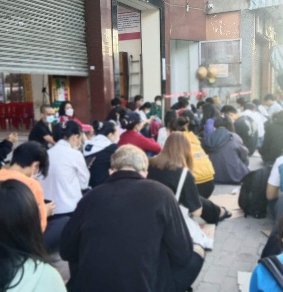 Hàng ngàn bạn trẻ xếp hàng suốt đêm để “săn”… sách ảnh 3 Hàng ngàn bạn trẻ xếp hàng suốt đêm để 'săn'… sách ảnh 3