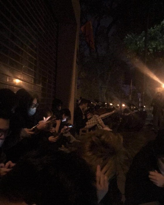 Hàng ngàn bạn trẻ xếp hàng suốt đêm để “săn”… sách ảnh 2 Hàng ngàn bạn trẻ xếp hàng suốt đêm để 'săn'… sách ảnh 2