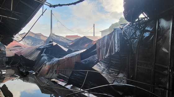 Cháy chợ đầu mối ở Bắc Ninh, hơn 120 gian hàng bị thiêu rụi, thiệt hại hơn 33 tỷ đồng ảnh 2  Cháy chợ đầu mối ở Bắc Ninh, hơn 120 gian hàng bị thiêu rụi, thiệt hại hơn 33 tỷ đồng ảnh 2