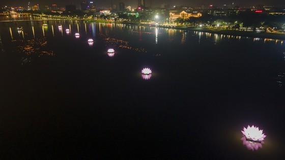 Sông Hương lung linh nhiệm màu cung đón 7 bước đi thanh tịnh của Đức Phật ảnh 2 Sông Hương lung linh nhiệm màu cung đón 7 bước đi thanh tịnh của Đức Phật ảnh 1