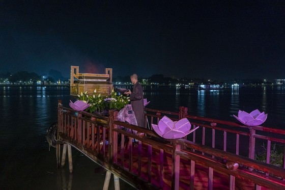 Sông Hương lung linh nhiệm màu cung đón 7 bước đi thanh tịnh của Đức Phật ảnh 8 Sông Hương lung linh nhiệm màu cung đón 7 bước đi thanh tịnh của Đức Phật ảnh 7