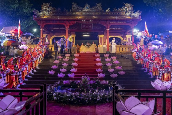 Sông Hương lung linh nhiệm màu cung đón 7 bước đi thanh tịnh của Đức Phật ảnh 15 Sông Hương lung linh nhiệm màu cung đón 7 bước đi thanh tịnh của Đức Phật ảnh 14