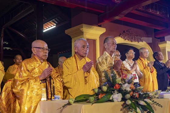 Sông Hương lung linh nhiệm màu cung đón 7 bước đi thanh tịnh của Đức Phật ảnh 9 Sông Hương lung linh nhiệm màu cung đón 7 bước đi thanh tịnh của Đức Phật ảnh 8