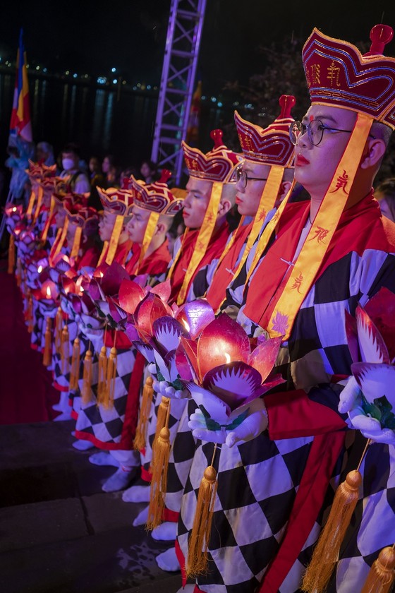 Sông Hương lung linh nhiệm màu cung đón 7 bước đi thanh tịnh của Đức Phật ảnh 12 Sông Hương lung linh nhiệm màu cung đón 7 bước đi thanh tịnh của Đức Phật ảnh 11